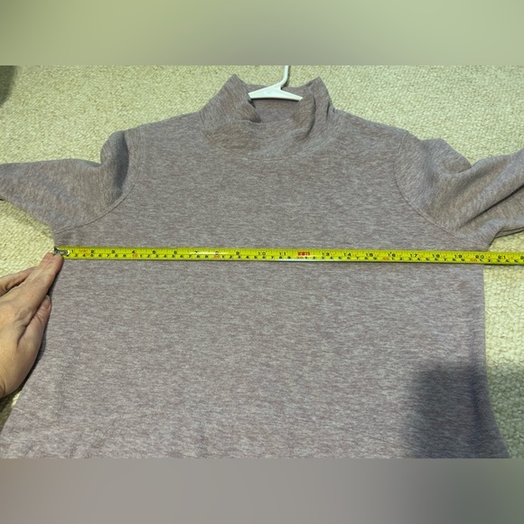 Duluth Trading Company Fleece Pullover. Heather purple. Front pouch, thumb holes - Picture 9 of 10